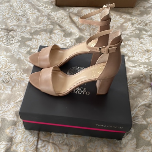 Vince Camuto- size 8.5 - Picture 2 of 11